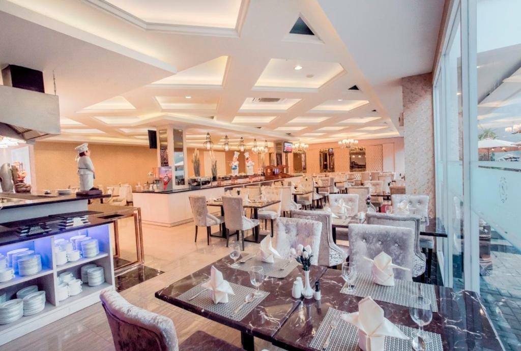 Savero Hotel Depok Esterno foto