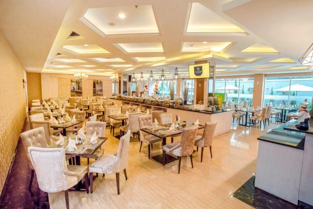 Savero Hotel Depok Esterno foto